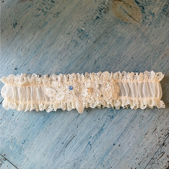For the Bride - Beautiful Cream Lace Garter with Beading & Pearls - Picture 3 of 13